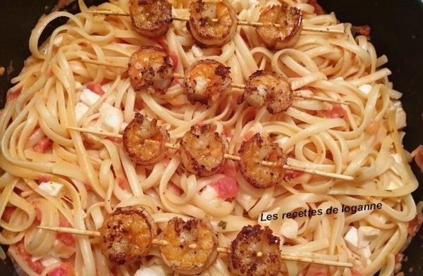 Linguines aux  tomates et ses brochettes de crevettes.